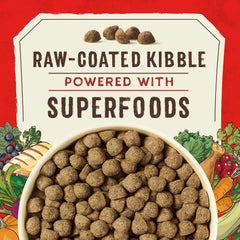Gros plan sur les croquettes Stella & Chewy's SuperBlends avec grains et protéines.