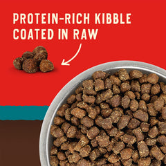 Revêtement cru lyophilisé enveloppant les croquettes pour une saveur naturelle.