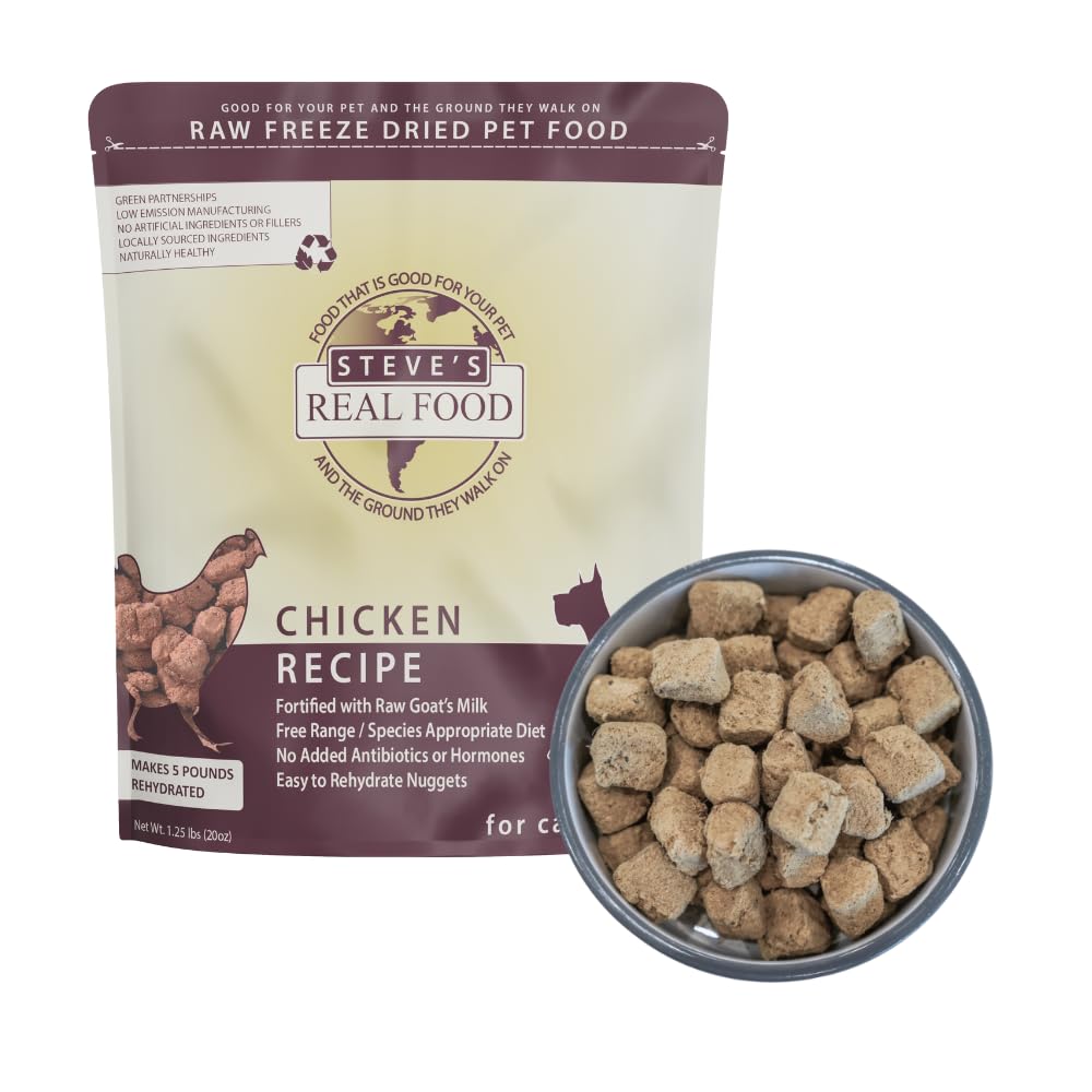 Steve's Real Food Nuggets poulet lyophilisés sur plat, repas pratique pour chiens et chats.