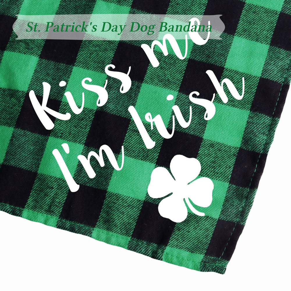 Bandana STMK pour chien sur le cou, couleur vert et noir.