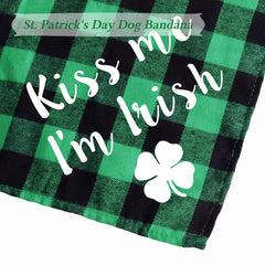 Bandana STMK pour chien sur le cou, couleur vert et noir.