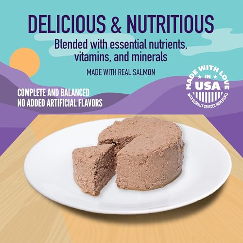 Texture satinée de la pate saumon Strongheart pour chat.