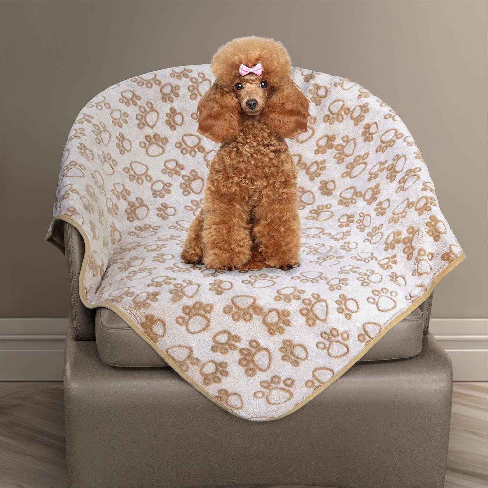 Couverture Stuffed, imprimé patte sur le dessus, idéale pour des câlins chaleureux.