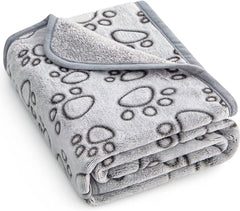 Couverture Stuffed avec empreintes sur le dessus, idéal pour des câlins doux.