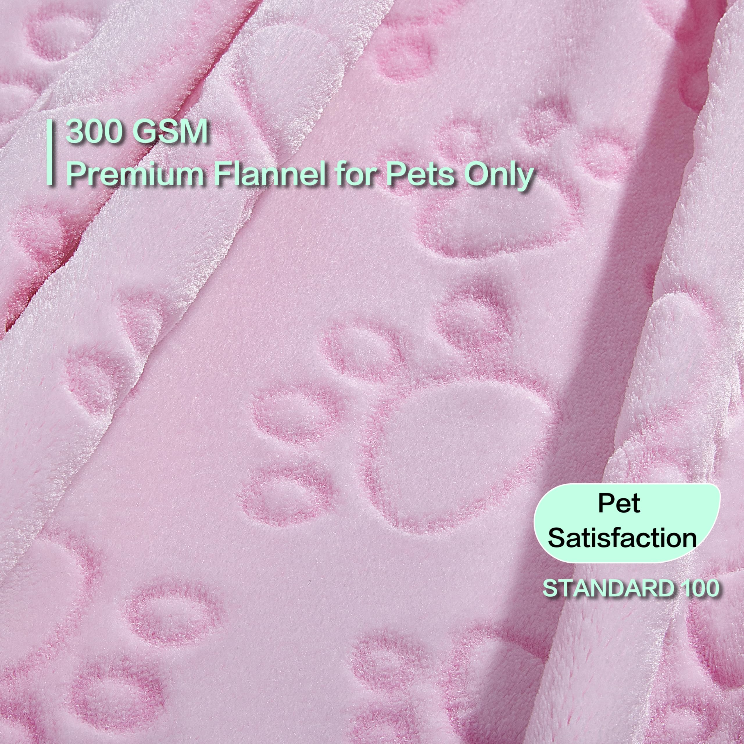 Stuffed couverture douce grise, patte imprimée, idéale pour garder votre chat au chaud sur le canapé.