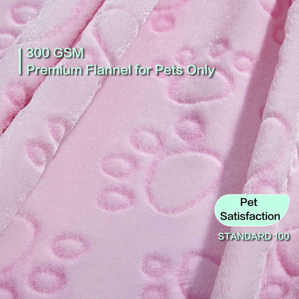 Stuffed couverture douce grise, patte imprimée, idéale pour garder votre chat au chaud sur le canapé.