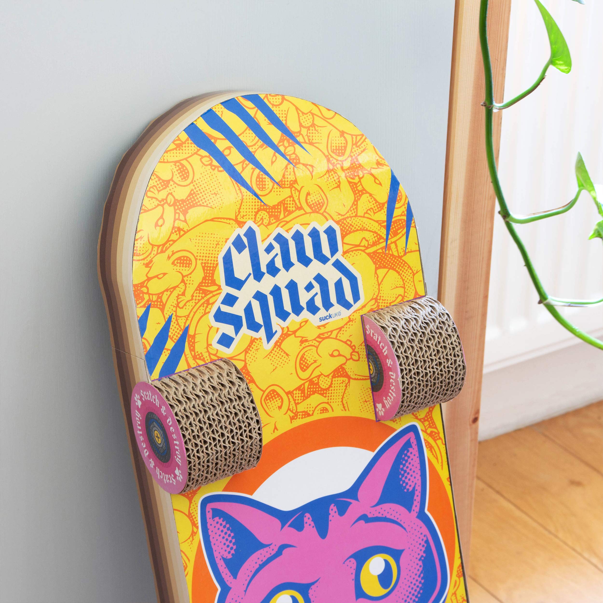 Chat griffant planche Suck UK, utilisation en intérieur.