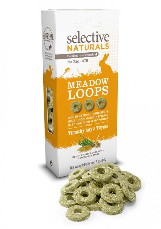 Lapins dégustant Meadow Loops au foin de Timothy et thym, snack sain.