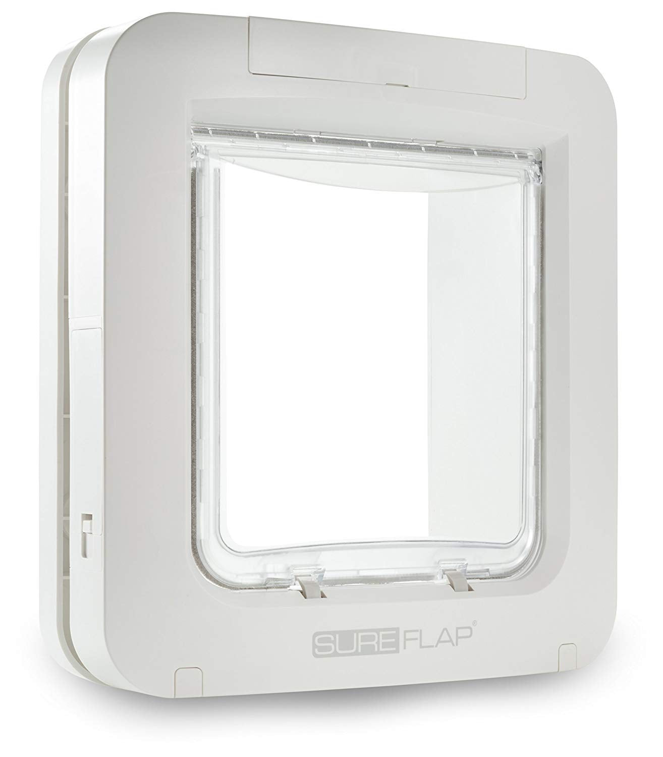 Porte SureFlap Microchip en blanc installée sur une porte, sécurité pour les animaux.
