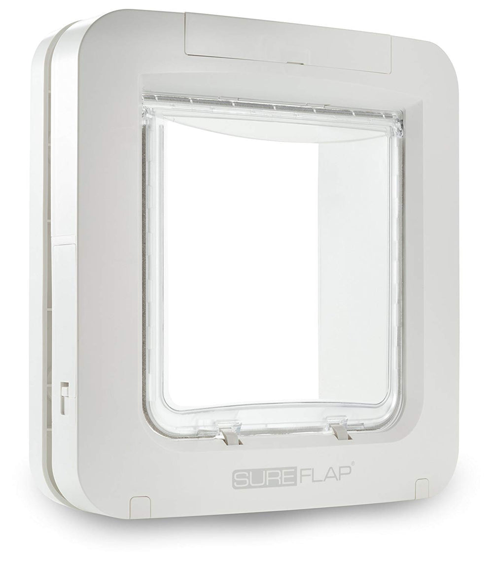 Porte SureFlap Microchip en blanc installée sur une porte, sécurité pour les animaux.