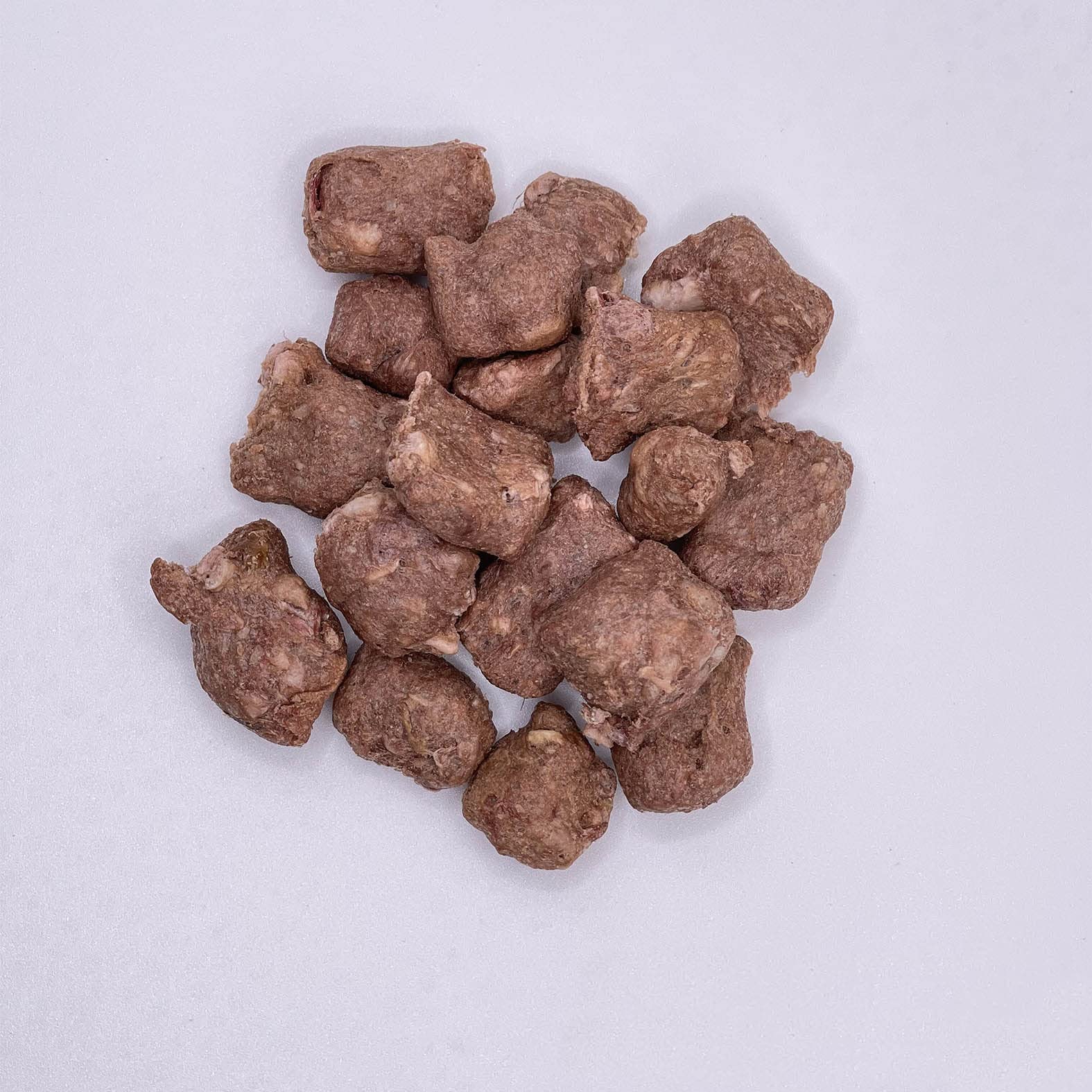 Texture lyophilisée des friandises Team Dog, croustillantes et appétentes.