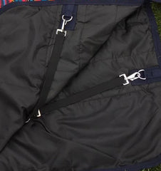Tech Equestrian couverture pluie, coutures scellées pour étanchéité durable.