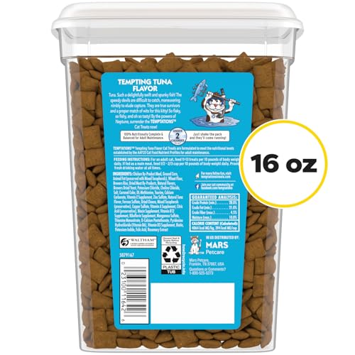 Chat reniflant les friandises croquantes Temptations au thon