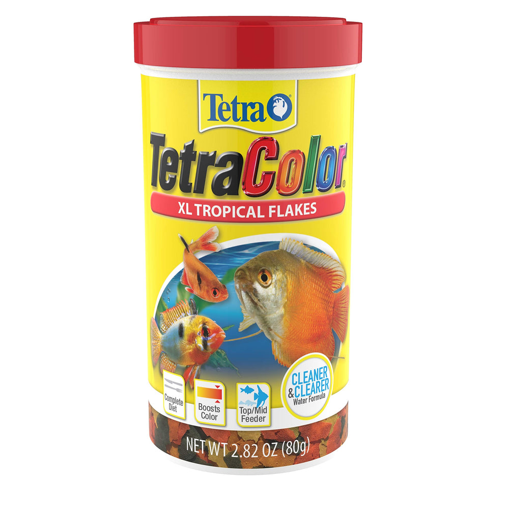 Flocons tropicaux de la marque Tetra dans un bocal nourrissant des poissons colorés.