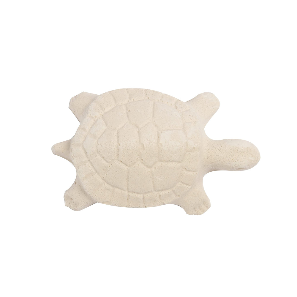 La forme tortue assure une intégration discrète dans l'aquarium.
