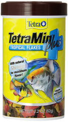 TetraMin Plus flocons tropical dans le bocal, alimentation équilibrée pour poissons tropicaux.