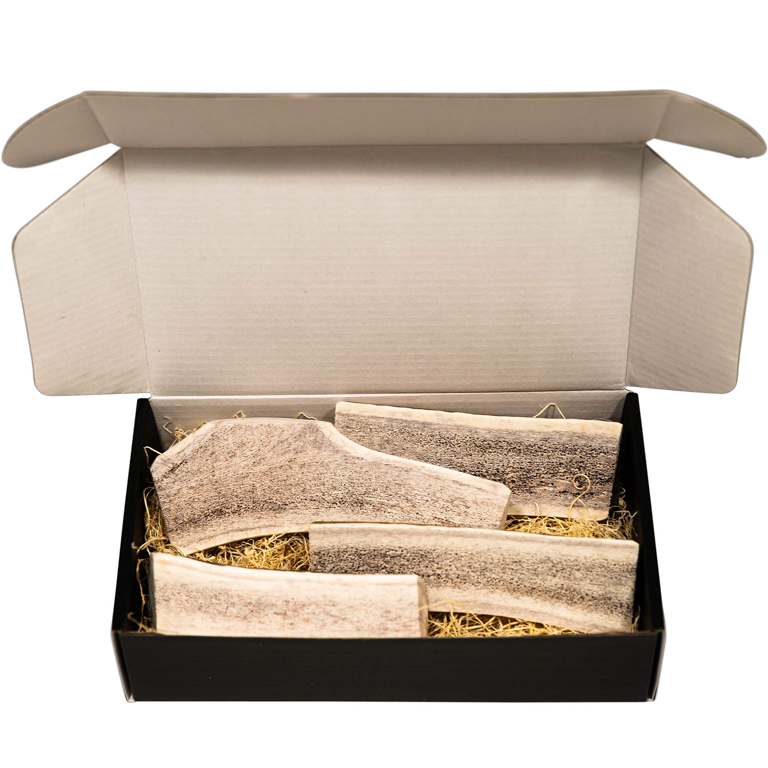 quatre morceaux divisés THE ANTLER BOX Premium Elk Antler Dog Chews, portions faciles.