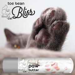 Application simple du beurre-pattes-chat The Blissful Dog sur les pattes.