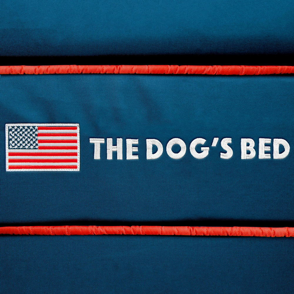 The Dog's Balls The Dog's Bed tissu oxford bleu avec bord rouge.