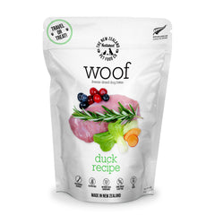 The New Zealand Natural Pet Food Co. Woof Freeze Dried Duck — emballage pratique pour conservation et repas polyvalent.