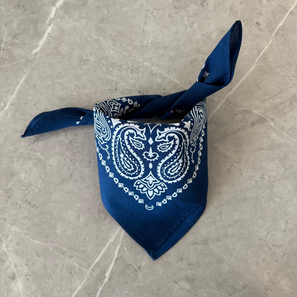 The Peacock Crew bandanas coton premium bleu marine, facile à laver et entretenir.