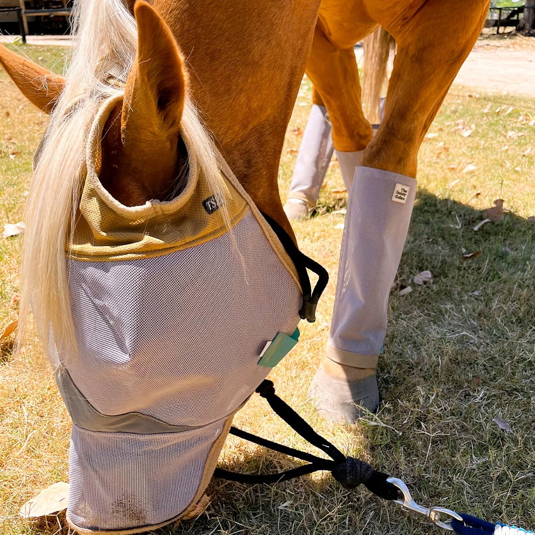 The Sunny Zebra masque cheval anti-mouches avec nez pour des sorties paisibles.