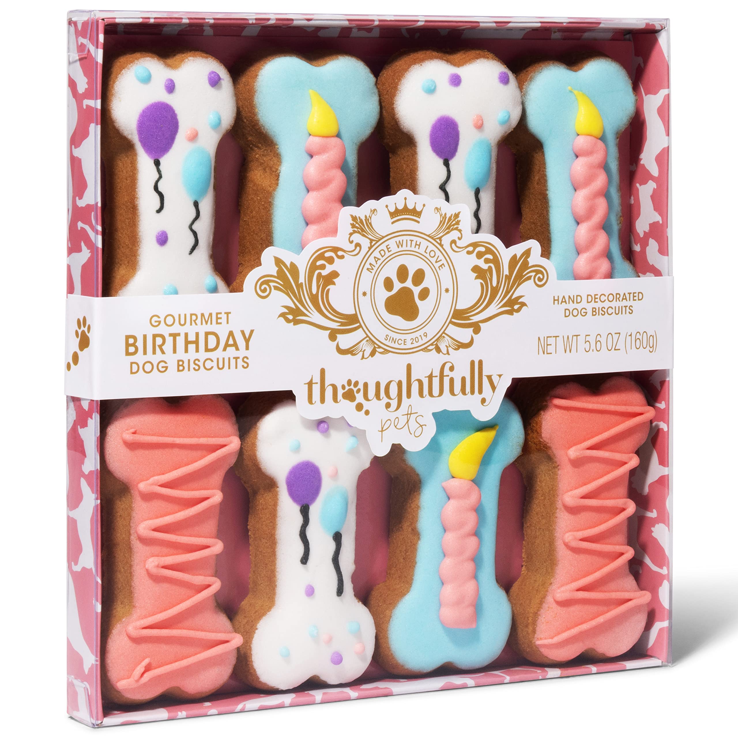 Thoughtfully Pets – Chiot savourant biscuit-os rose, récompense saine et savoureuse.