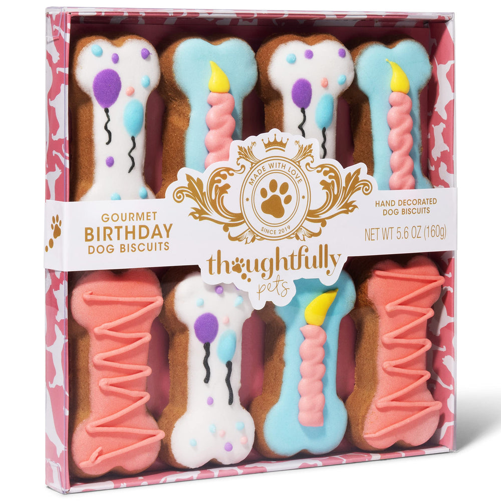 Thoughtfully Pets – Chiot savourant biscuit-os rose, récompense saine et savoureuse.