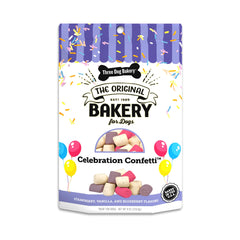 Three Dog Bakery Celebration Confetti – biscuits festifs en premier plan pour l'anniversaire du chien.