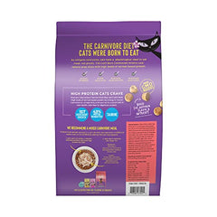 Versement des croquettes Tiki Cat Born Carnivore dans le bol.