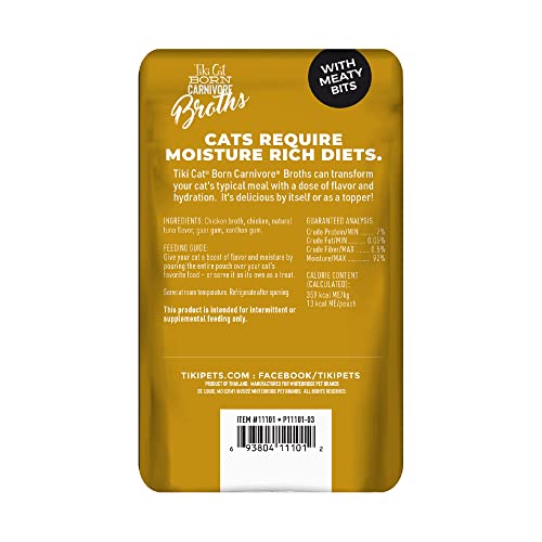 Versez le bouillon sur les croquettes au poulet avec Tiki Pets.