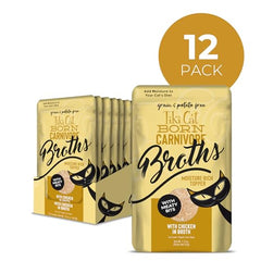 Chat appréciant le bouillon poulet Tiki Pets, enrichissant l'alimentation.