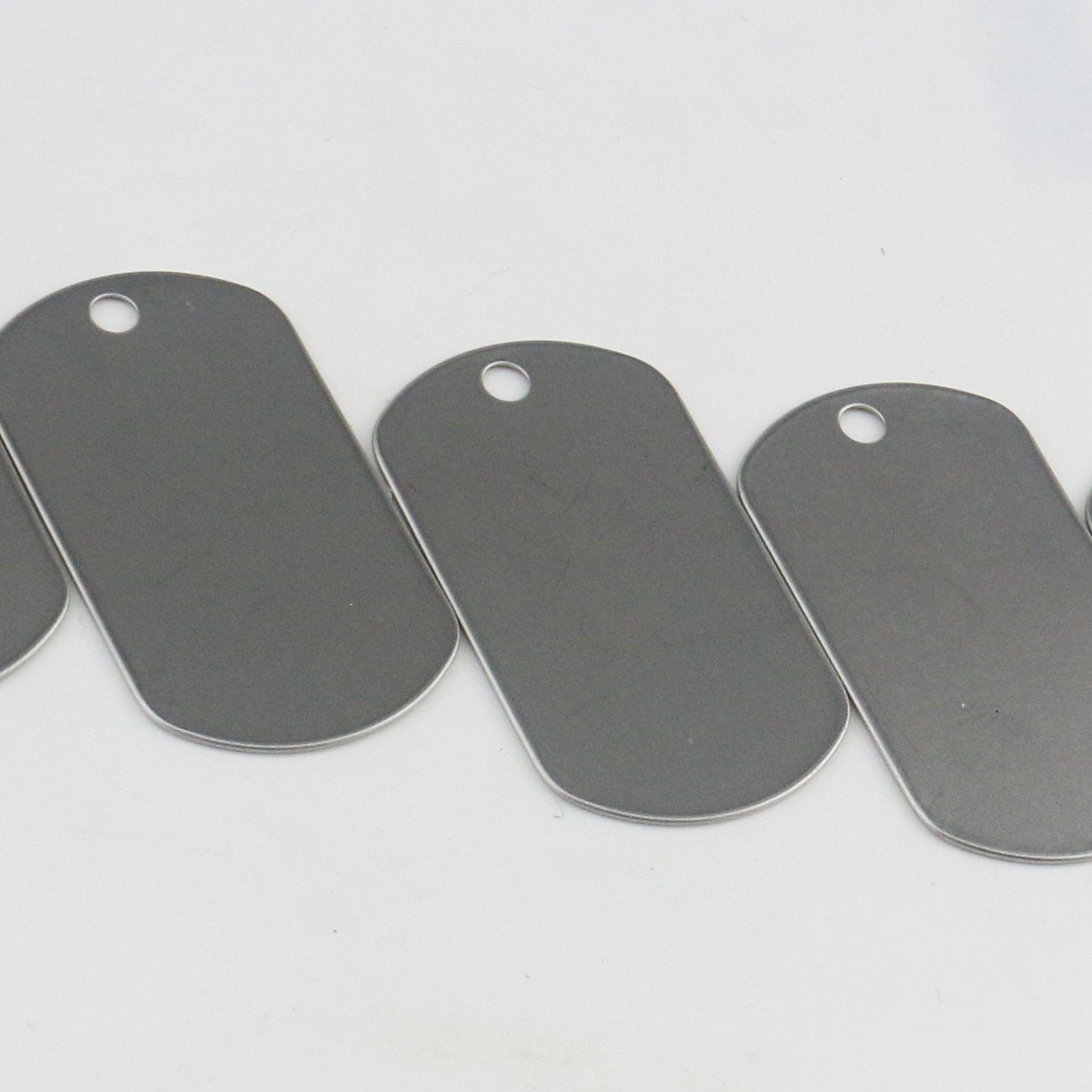 Étiquette personnalisable chien inox par Tinsow, idéal pour bricolage.