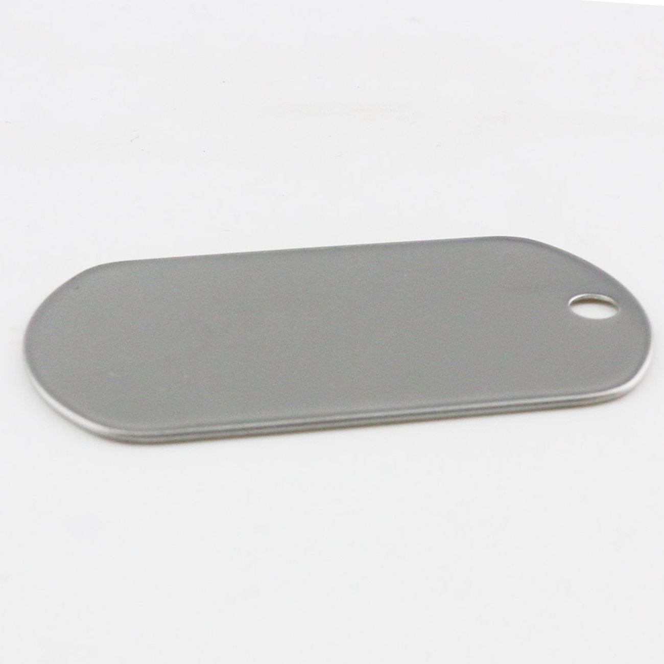Plaque d'identification chien inox par Tinsow, format moyen pratique.