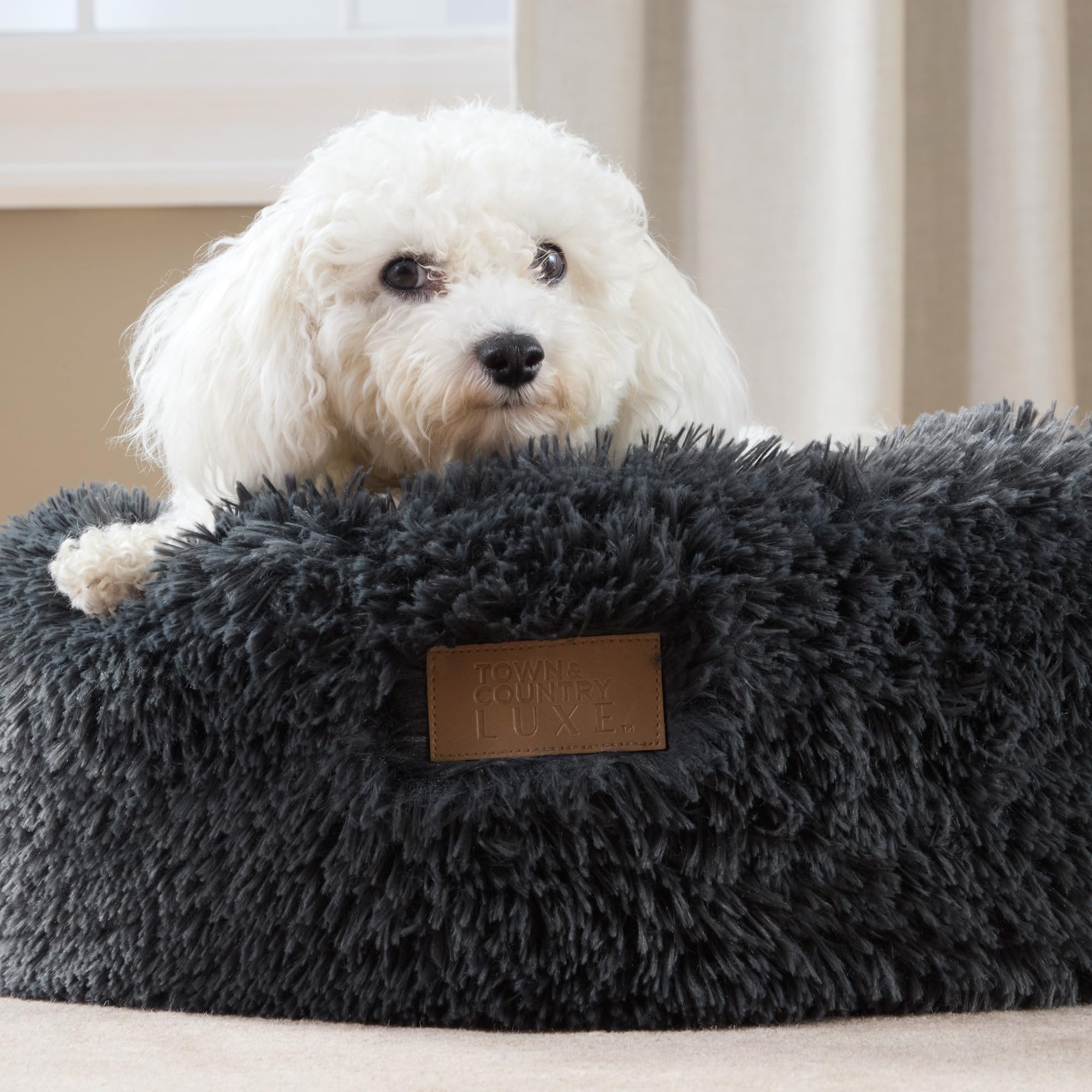 Town & Country Luxe CuddleTown Donut Bed fond antidérapant assurant stabilité.