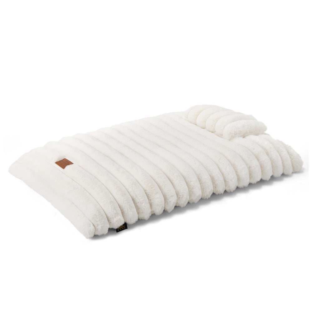 Town & Country Luxe CuddleTown met en valeur la douceur de la fausse fourrure pour un confort enveloppant.