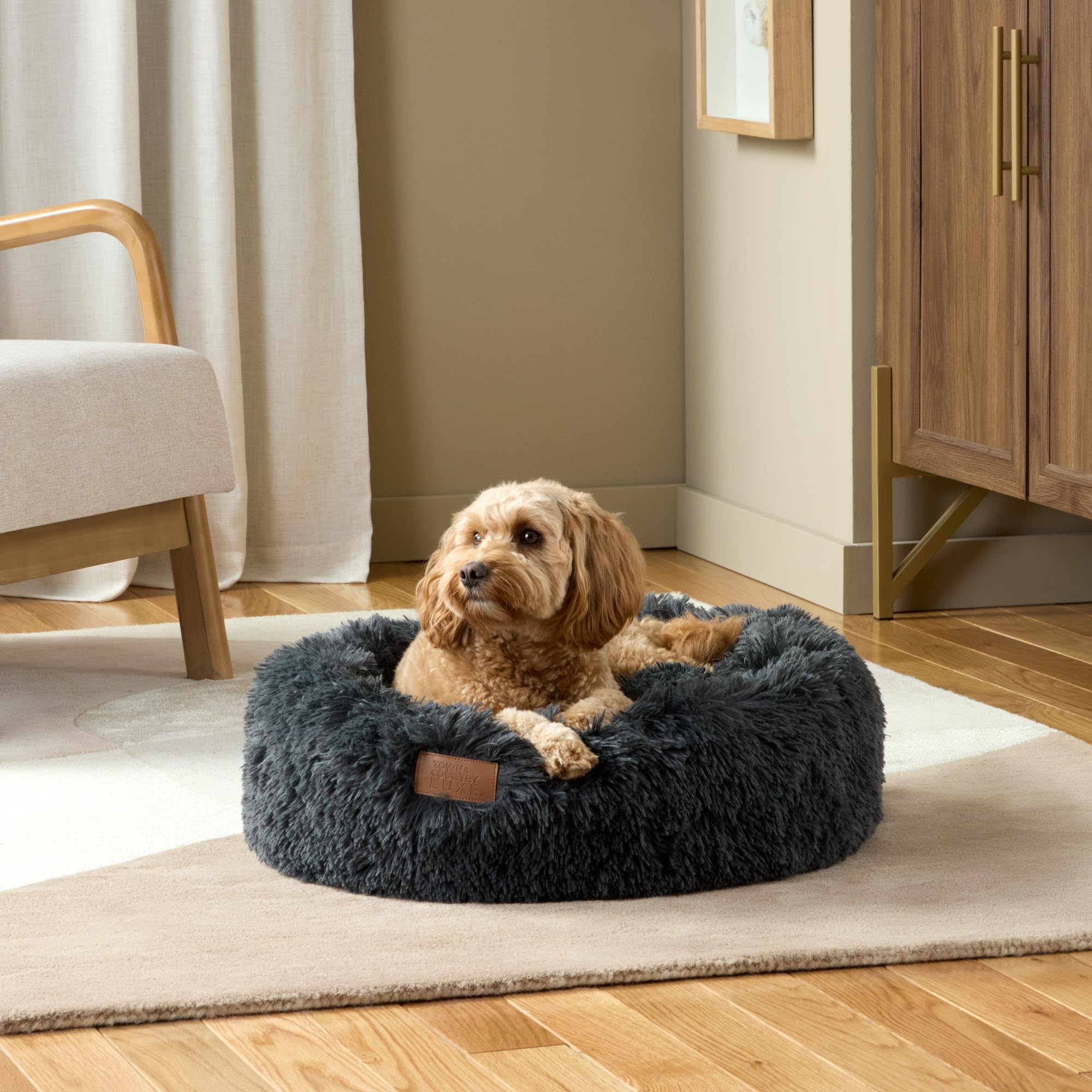 Détail fourrure du lit donut crème Town & Country Luxe CuddleTown, toucher ultra doux.
