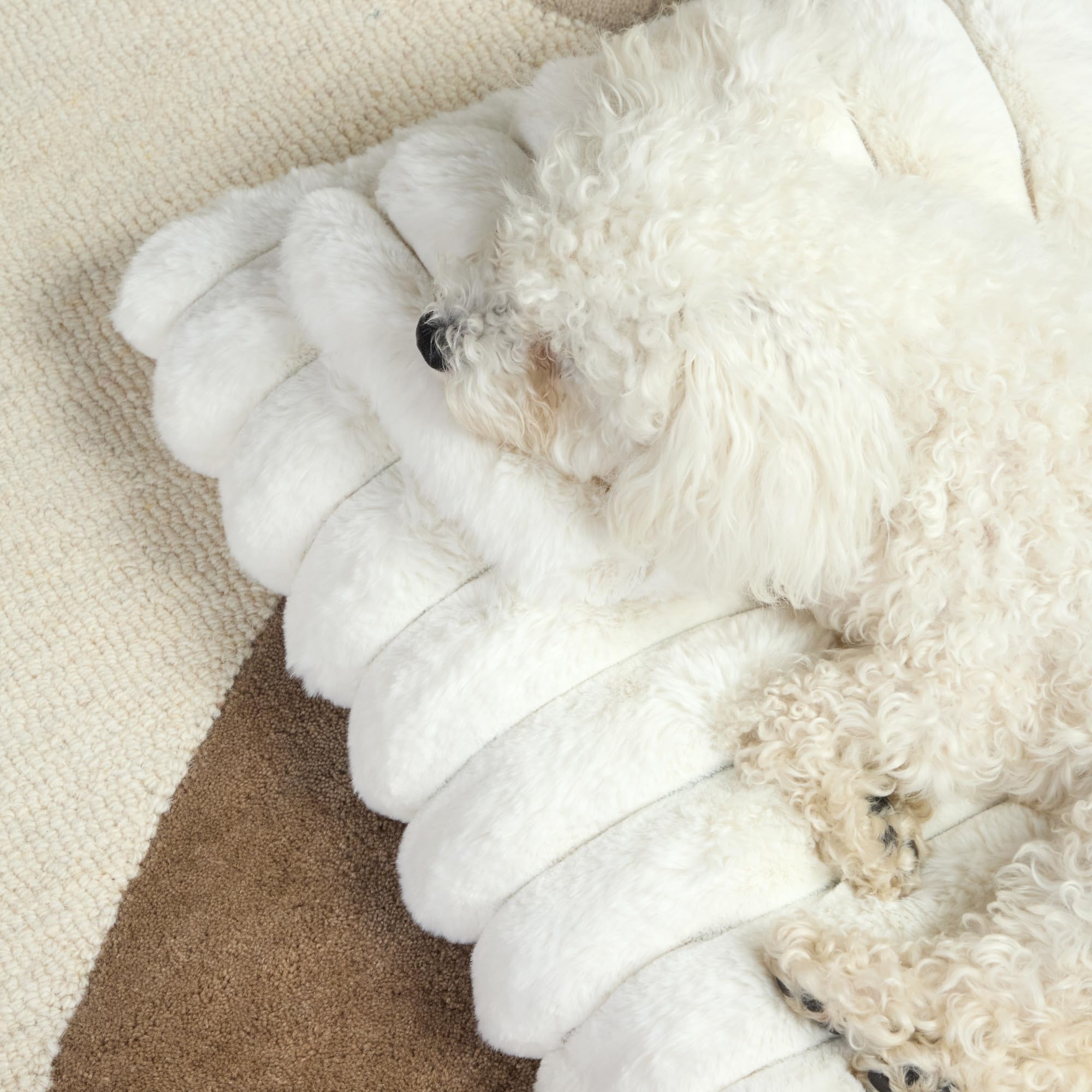 Town & Country Luxe CuddleTown met en avant la protection eau-repellante pour durabilité.