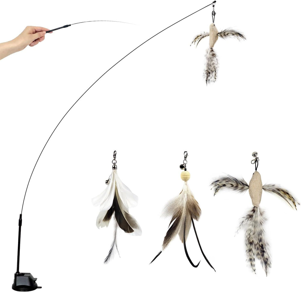 Jouet TTcat avec ventouse fixé sur une fenêtre, stimulation ludique pour chat.