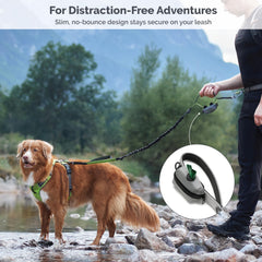 Ouverture du distributeur Tuff Mutt pour retirer rapidement un sac.
