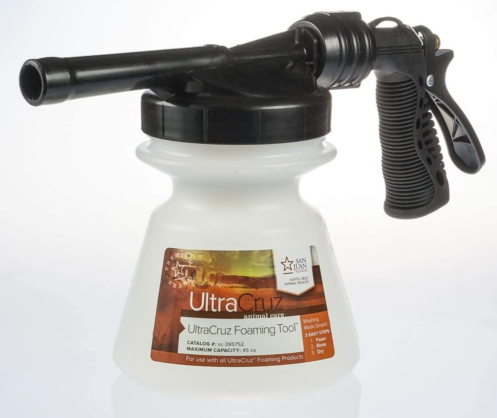 Outil moussant UltraCruz apaise la peau irritée du cheval.