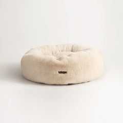 Coussin bolster UnHide Floof offre un soutien confortable au chien.