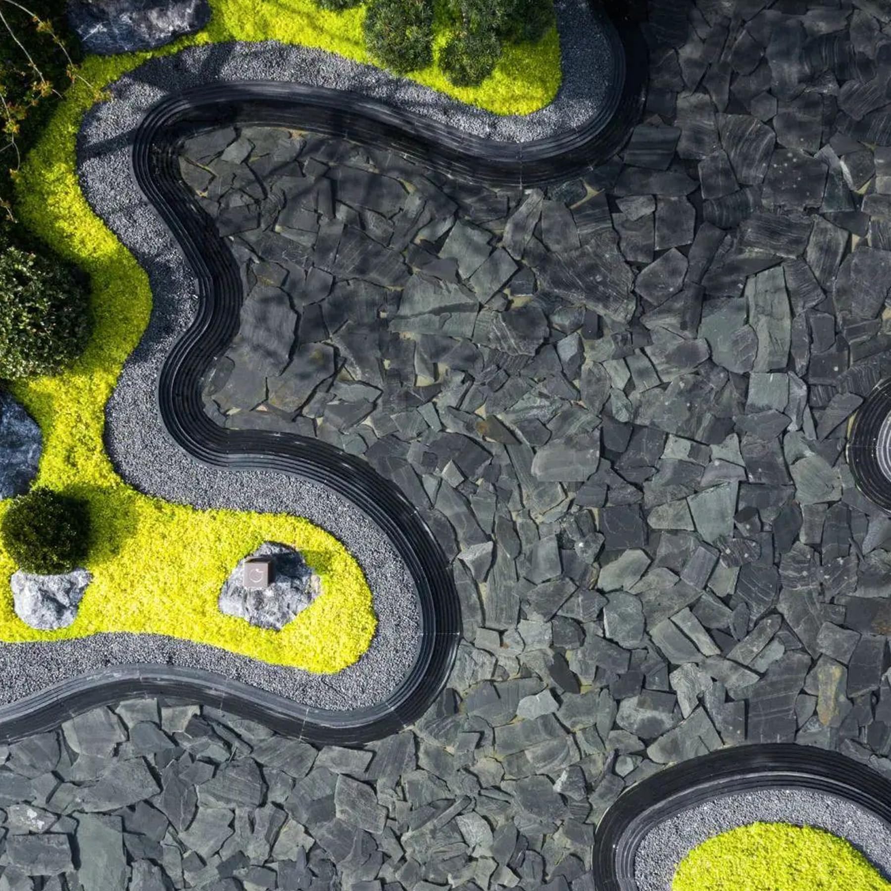 Unocho décor en ardoise naturelle pour terrariums et vivariums, facile à intégrer.