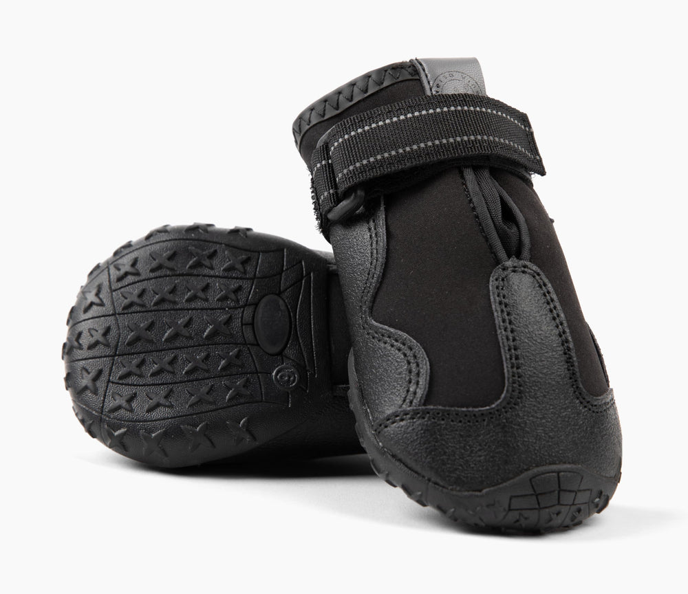 Chaussures Versa Vine pour chien lors d une randonnée hivernale, protection et traction améliorées.