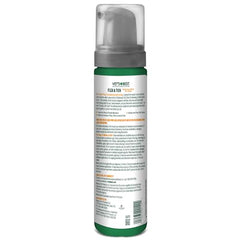 Application mousse Vet’s Best sur le pelage du chien sans rinçage.