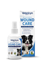 Spray Vetericyn Plus appliqué sur une plaie canine, nettoyage sûr et apaisant.