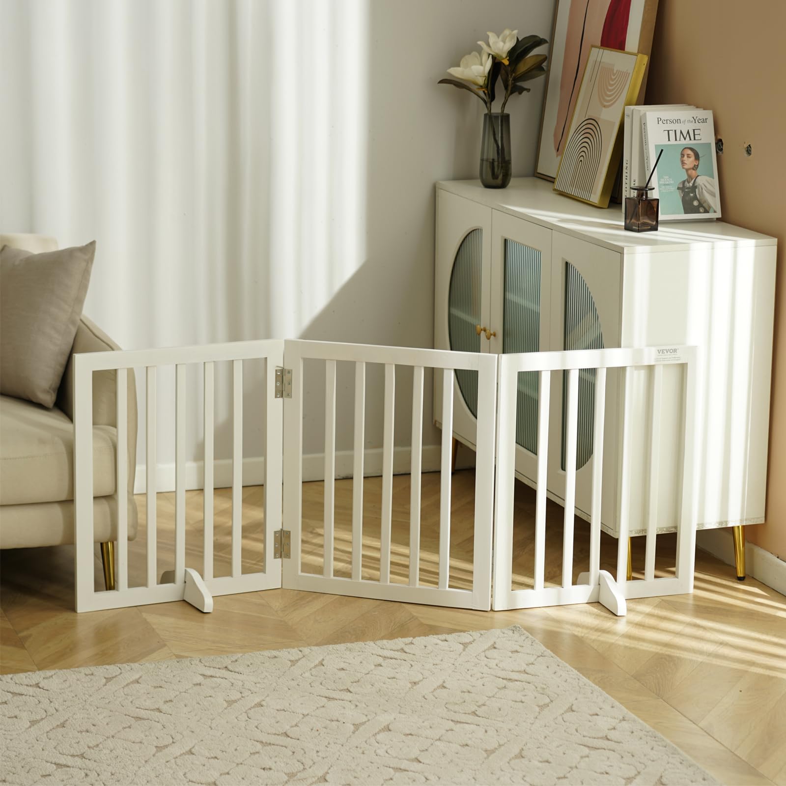 Barrière VEVOR pliable à quatre panneaux pour adaptabilité maximale dans les passages.