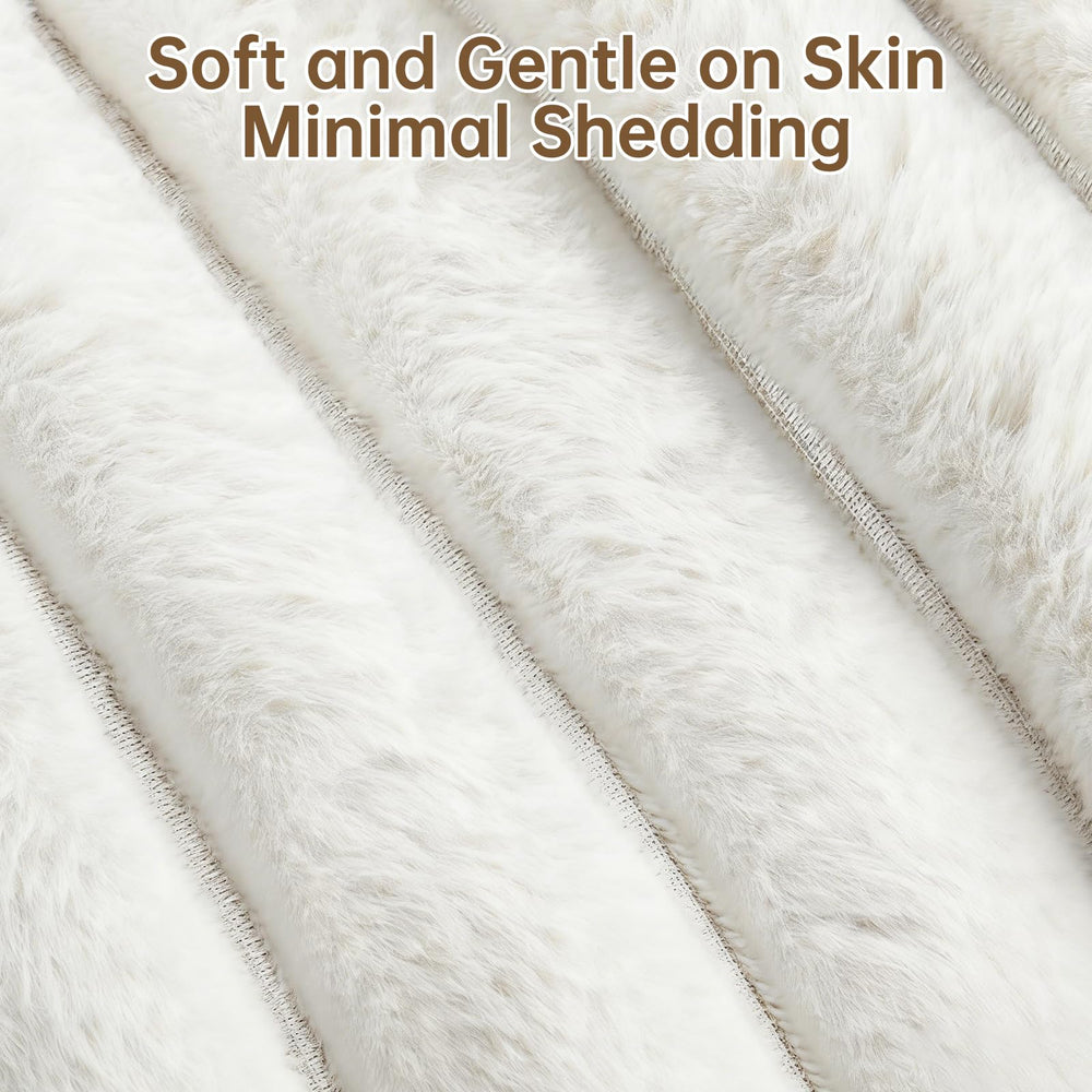 Fourrure synthétique de lapin blanc sur lit donut, douceur premium.