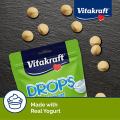 Vitakraft Drops Yaourt : texture crémeuse mise en valeur lors d'une dégustation.