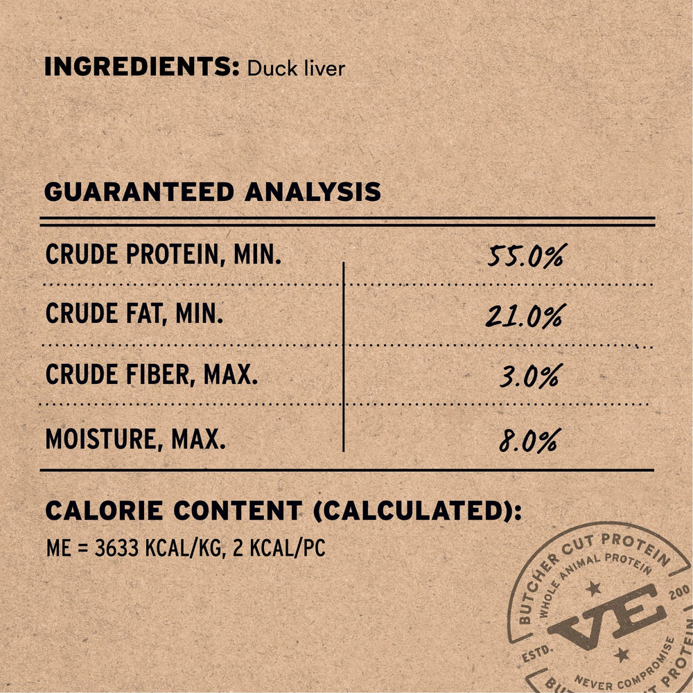 Chat dégustant friandise sans additifs, foie de canard, récompense saine.